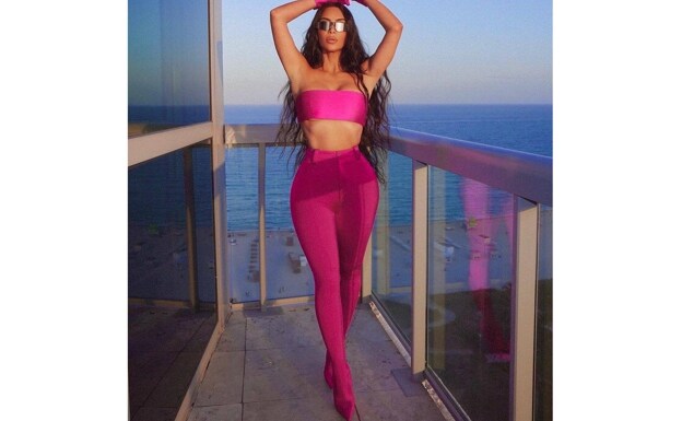 Kim Kardashian con la tendencia de pantabotas