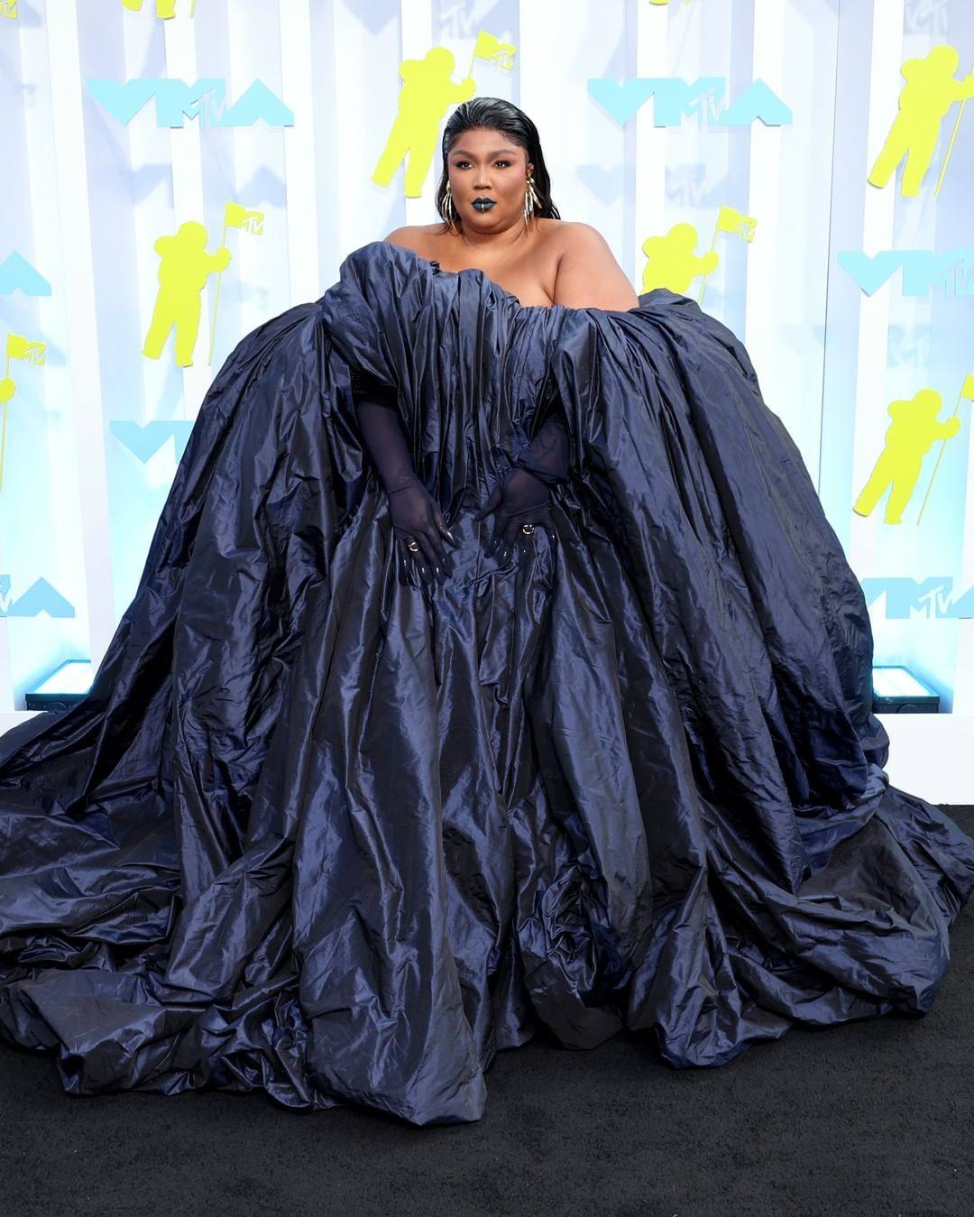 Y para look aplaudido el de Lizzo, que se atrevió con la pomposidad de una creación número 26 de la colección de Glenn Martens para Jean Paul Gaultier, un modelo couture que conjunta con guantes de Lael Osness con rubíes.