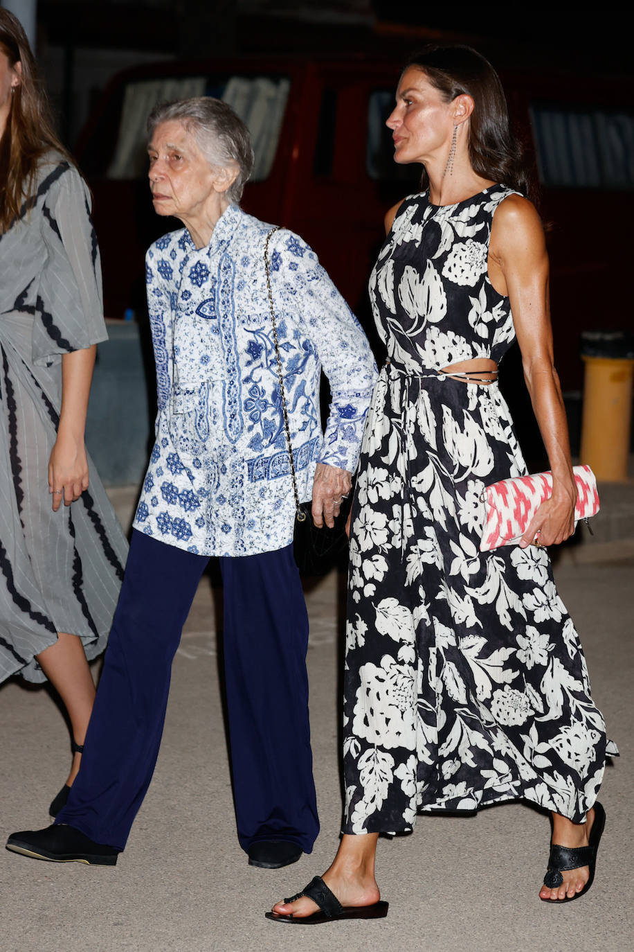 Otro de los estilismos de doña Letizia este verano ha sido este popular vestido midi estampado con flores de Mango (40 €). El motivo es que repetía incorporando la tendencia de 'cut-out' con la que se podía intuir su esculpida figura y sus brazos tonificados. Sin embargo, a diferencia de otras numerosas ocasiones, el calzado que elegía no eran unas alpargatas, sino unas sandalias negras totalmente planas de Jack Rogers.