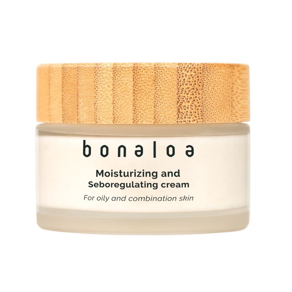 Crema hidratante sebo-reguladora de Bonaloa (36,95 €). Indicada para pieles mixtas, grasas y con tendencia acneica, esta crema regula el exceso de sebo, matifica la piel, purifica e hidrata gracias a una combinación de activos que incluye, entre otros, ácido glicólico, niacinamida, ácido salicílico, árbol de té y levadura de cerveza.