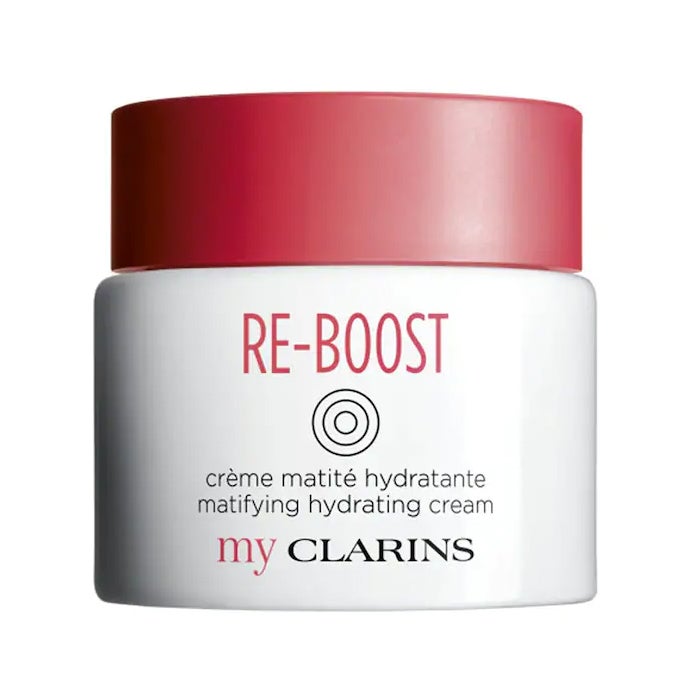 Crema hidratante My Clarins Re-Boost de Clarins (25,50 €). Crema que hidrata y matifica la piel, ayudando a combatir las imperfecciones propias de las pieles grasas y mixtas y reduciendo el tamaño de los poros. En su fórmula, agua de coco, extracto de rosa de los Alpes y un complejo vegetal anticontaminación.