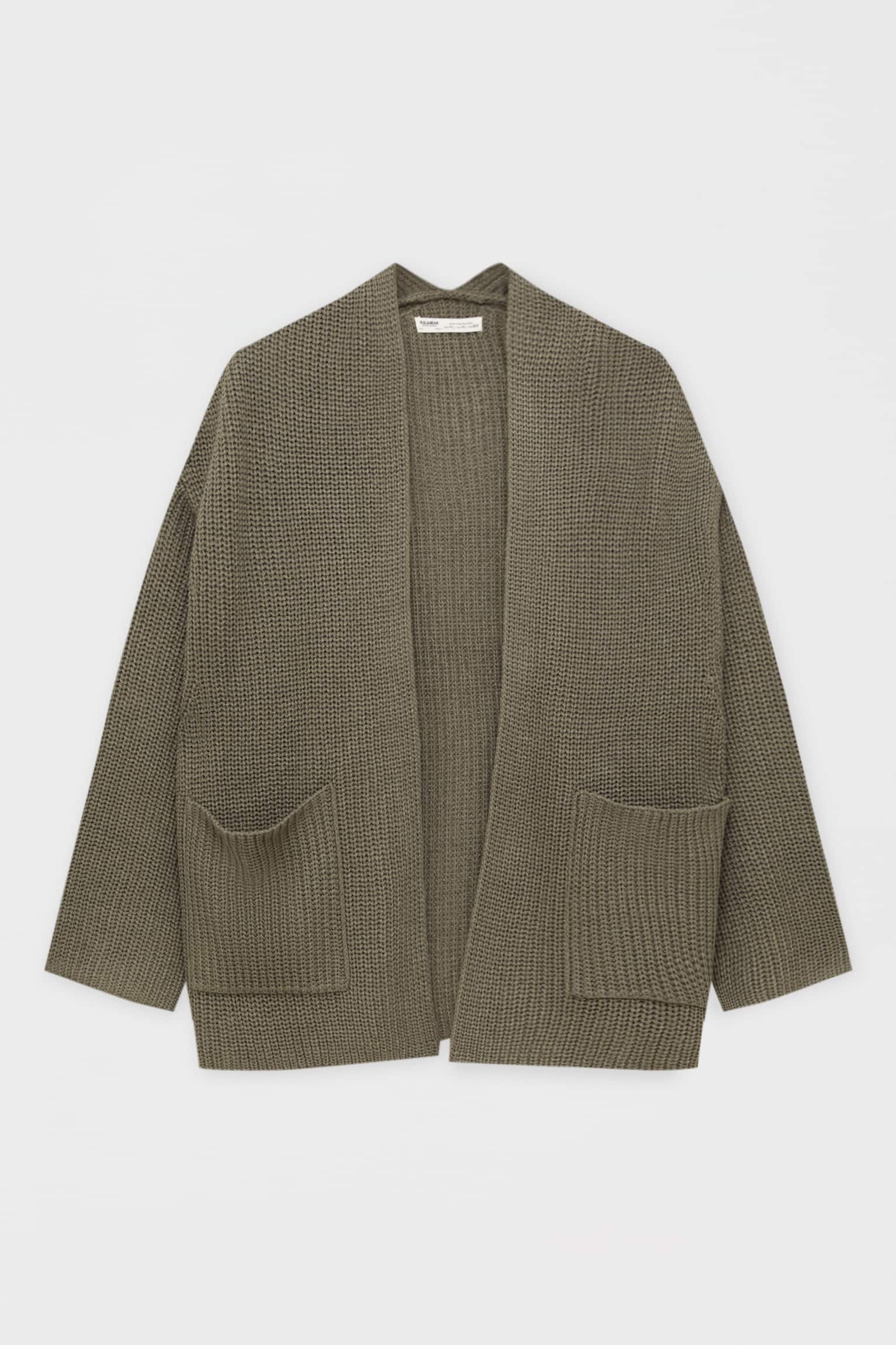 Cárdigan de punto perlada abierta: con bolsillos: 22,99 euros en Pull & Bear.