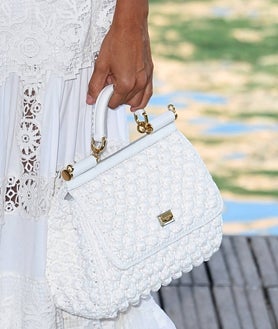 Imagen secundaria 2 - La actriz española ha lucido un look blanco con vestido de volantes, bolso y zapatos, junto a su cambio de look: flequillo postizo y coleta XL.  