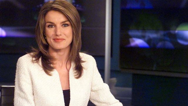 El 31 de octubre de 2003 doña Letizia presentaba su último telediario en TVE. Tenía 31 años y esta era su imagen, una melena larga con muchas capas, tendencia del momento. 