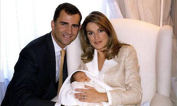 El 31 de octubre de 2005 doña Letizia se convertía en madre de Leonor, hoy princesa de Asturias. Seguía fiel a su melena larga con raya lateral. 