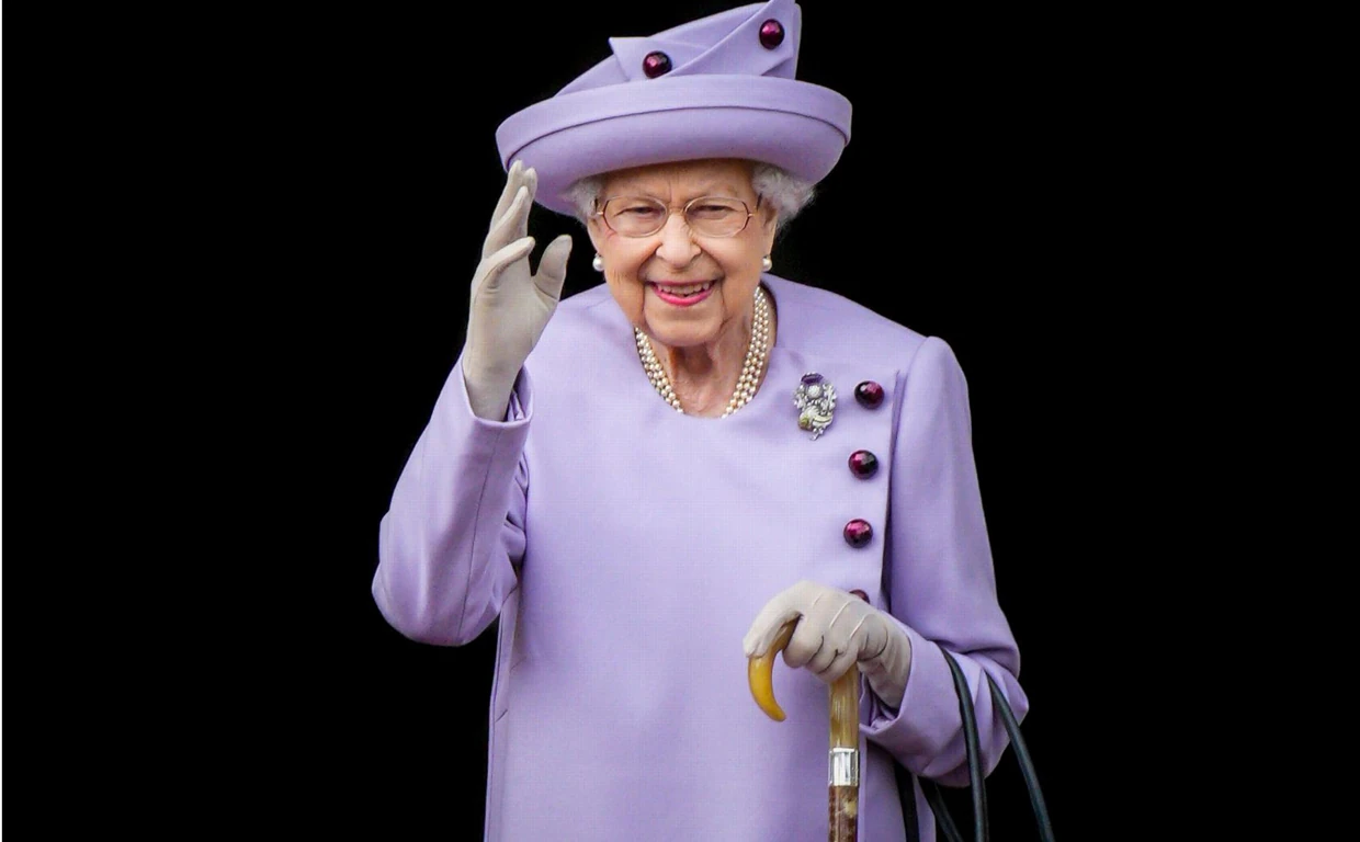 amplificación Cita jefe De su inseparable bolso de mano a sus más de 5.000 sombreros: los iconos de  estilo de Isabel II
