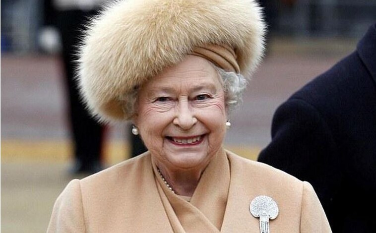 Imagen principal - La Reina Isabel II ha apostado siempre por firmas británicas que cuentan con la garantía de la Casa Real