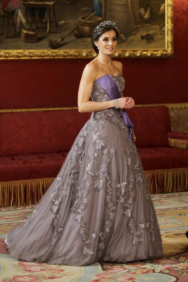 2019 - Ese mismo año, en la cena de gala con el Presidente de Perú deslumbró con un voluminoso vestido palabra de honor de Felipe Varela que llevó por primera vez en 2011, en la cena previa a la boda del príncipe Guillermo y Kate Middleton. Para la ocasión añadió una tiara de flores con brillantes que fue un regalo de Francisco Franco a la Reina Sofía (que en aquel momento todavía era princesa) en su boda.
