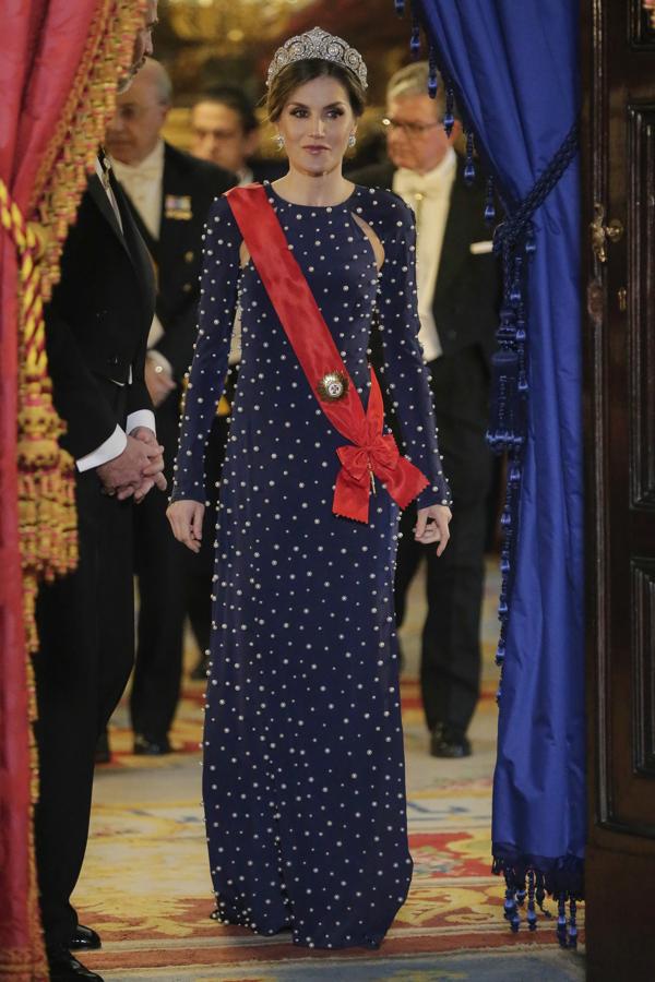 2018 - Otro de sus vestidos más sonados es este diseño azul noche con pedrería y aberturas en los hombros que lució en la cena de gala con el Presidente de Portugal. Una pieza de Ana Locking a la que añadió una tiara de Cartier.