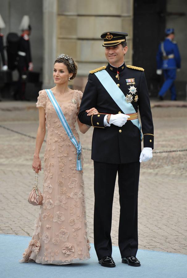2010 - En el enlace de Victoria de Suecia y Daniel Westling apostó por un diseño de Felipe Varela con un vestido nude con flores tridimensionales de tul al que añadió una tiara floral realizada con platino y diamantes de la firma Mellerio. Una joya que fue un regalo que el Gobierno español hizo a doña Sofía en su boda con Juan Carlos I.