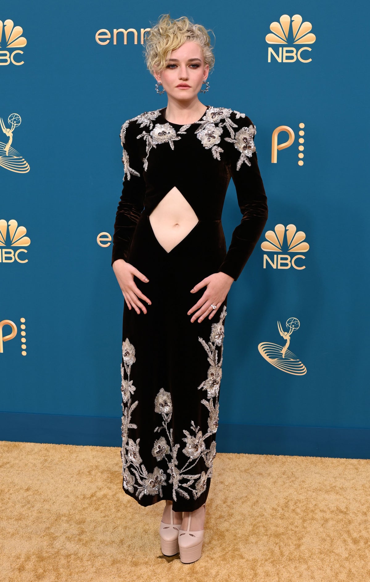 Julia Garner, con un vestido de Gucci con abertura geométrica en la zona del ombligo. La actriz estaba doblemente nominada por '¿Quien es Anna?' y 'Ozark'. Finalmente se ha llevado el galardón por Ozark
