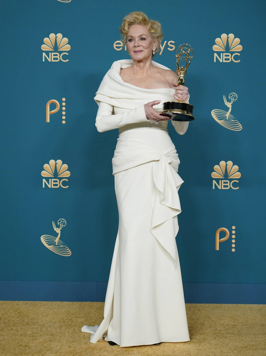 Jean Smart ha brillado con elegancia en un vestido blanco de mangas y se ha llevado el Emmy a Mejor actriz de comedia