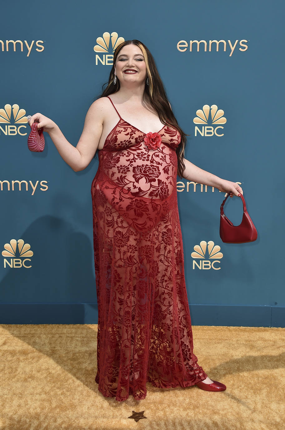 Megan Stalter ha optado por un vestido rojo con mucha transparencia, zapatos y bolso del mismo color