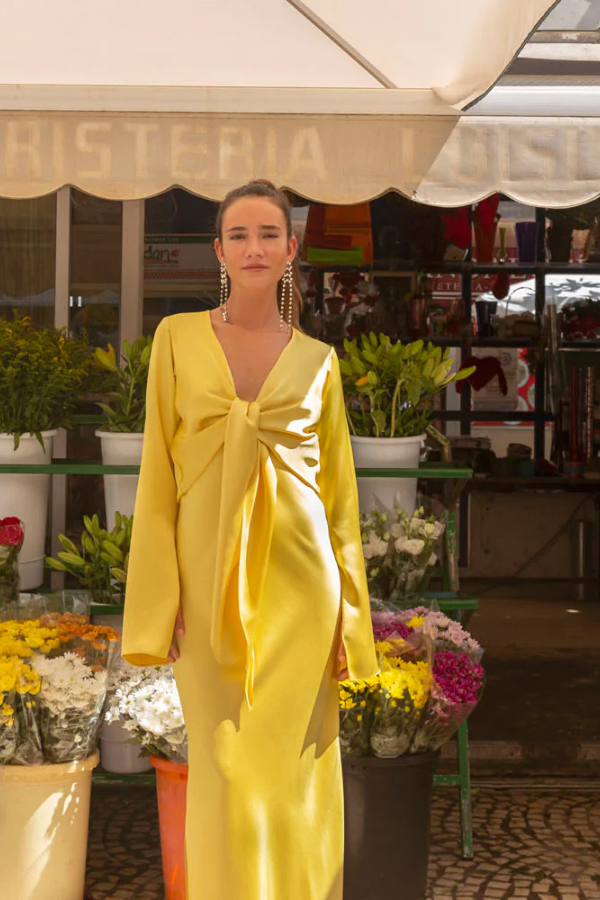 En Borow, alquiler de vestidos de fiesta y accesorios, se encuentran esos diseños que no podemos (o no queremos) permitirnos. Es decir, la dinámica funciona reservando durante un par de días el modelo que más nos gusta a un precio mucho más bajo que si se hiciera una compra. El vestido amarillo de la imagen, de la firma Elena moore, se puede alquilar por 86 euros (su precio original es de 260 euros).