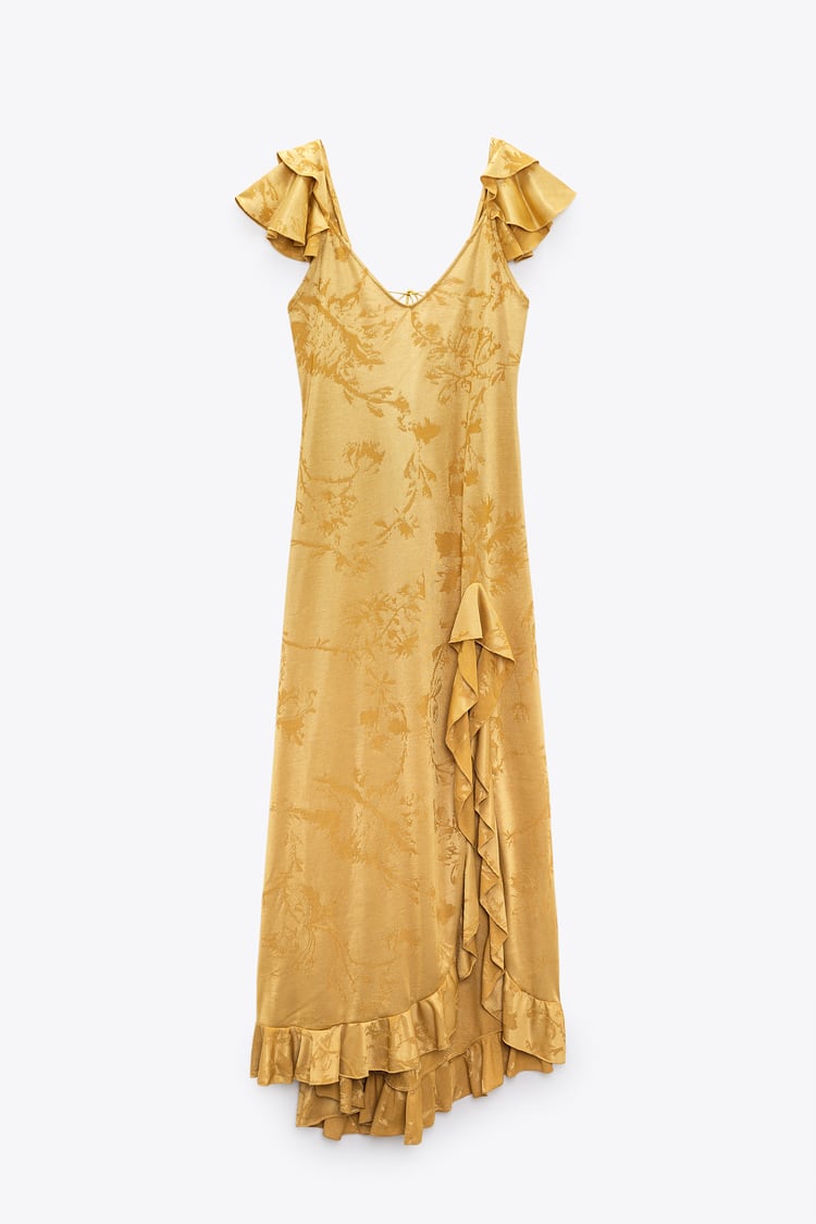 Para combinar con un chal o, en el mejor de los casos, poder lucirlo sin chaqueta, este vestido de Zara está disponible por 39,95 euros.