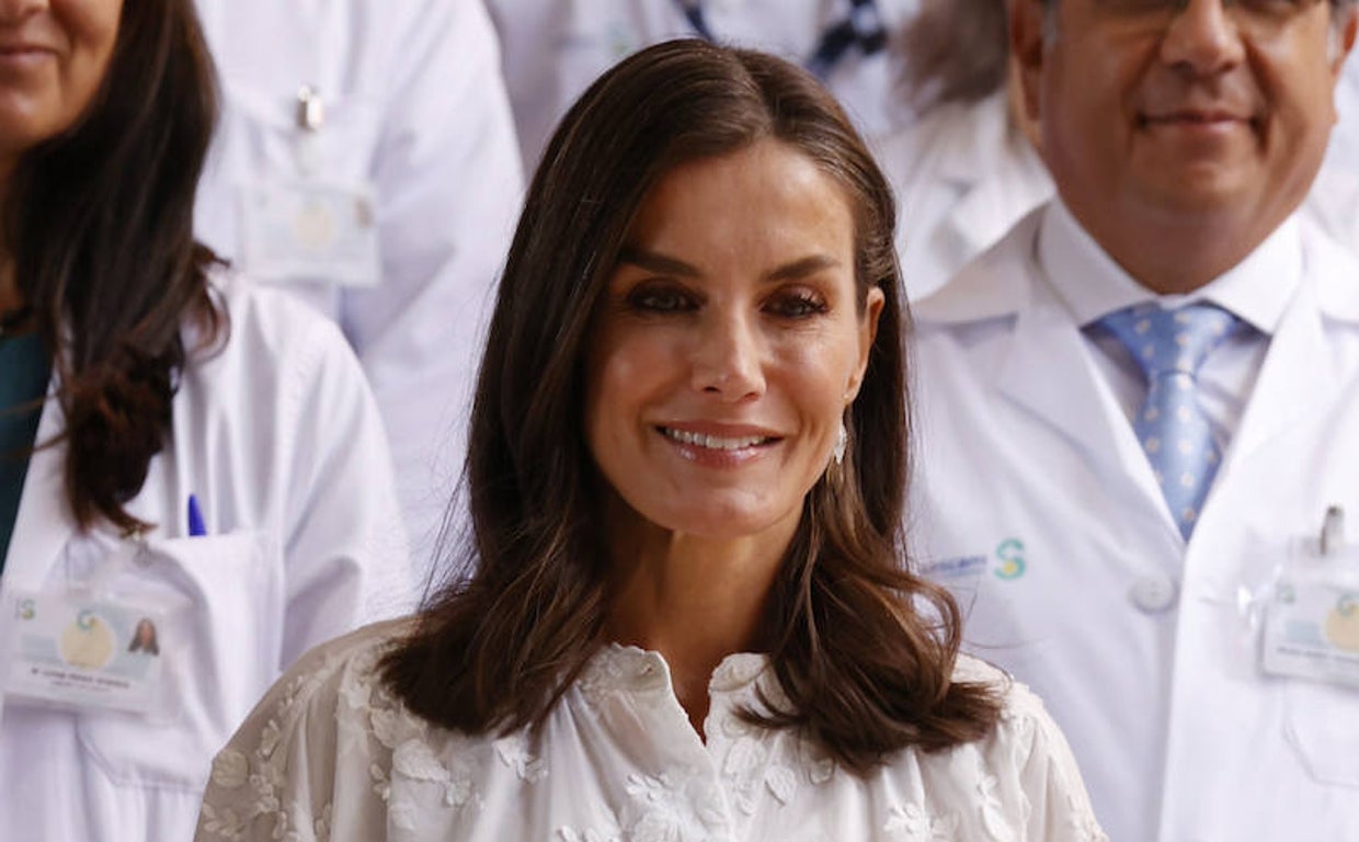 Doña Letizia con estilismo 'total white' solo un día antes de que cumpla 50 años.