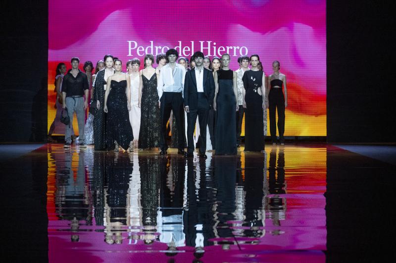 Las propuestas de hombre y mujer se mantienen conectadas a través de prendas y tejidos aportando fluidez de género