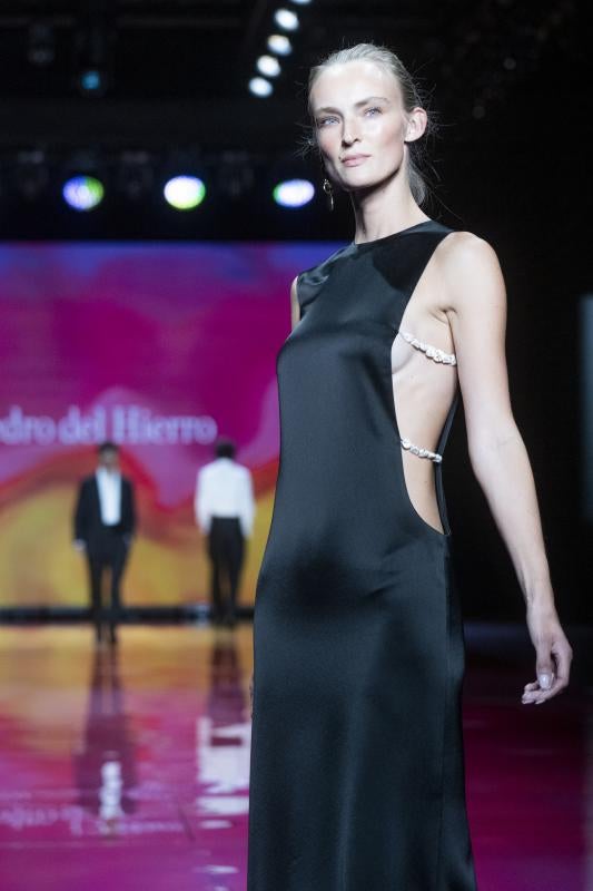 Dentro de la colección de mujer, cobran fuerza las piezas atrevidas, femeninas y que enfatizan la silueta de forma arriesgada.