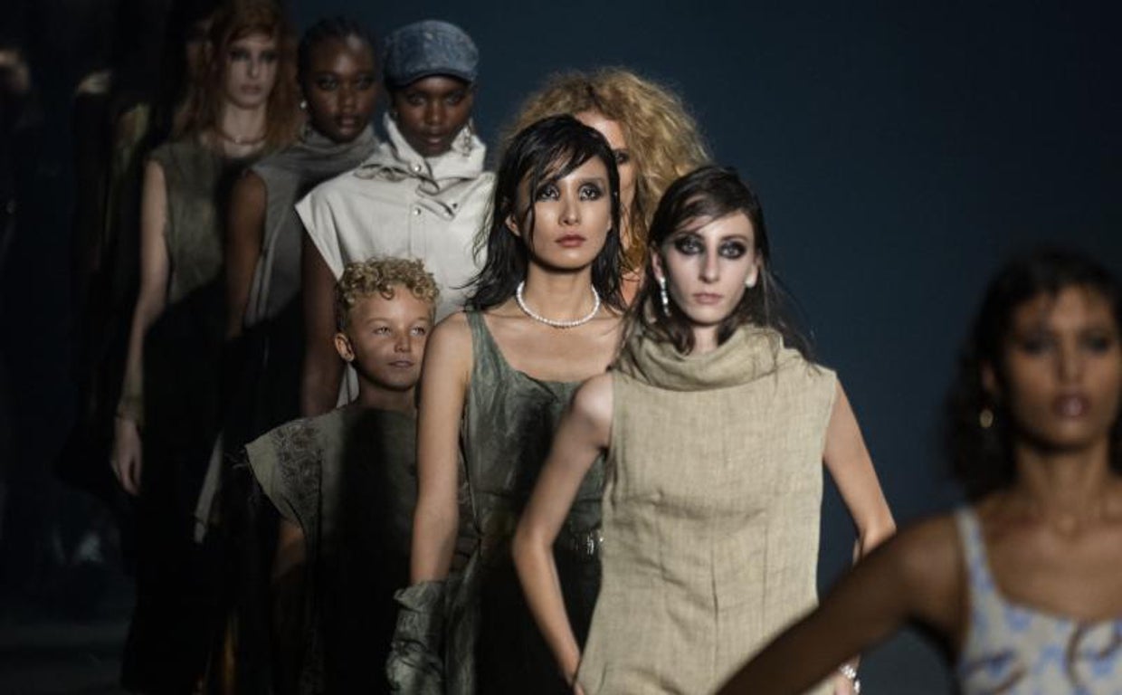 Arturo de la Rosa reconvierte las prendas