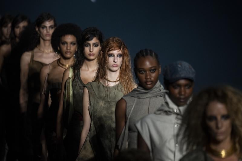 Arturo de la Rosa reconvierte las prendas