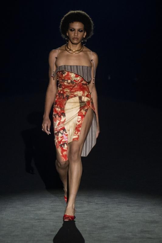 Arturo de la Rosa reconvierte las prendas