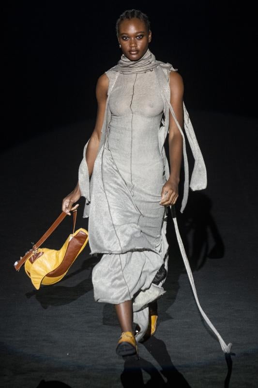 Arturo de la Rosa reconvierte las prendas