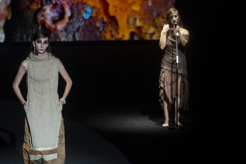 Arturo de la Rosa reconvierte las prendas