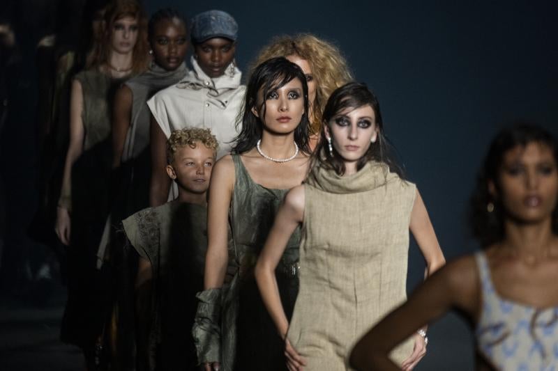 Arturo de la Rosa reconvierte las prendas