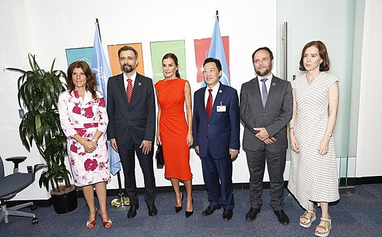 Imagen principal - Doña Letizia y Marta Ortega con vestido de Zara diseñado por Narciso Rodríguez