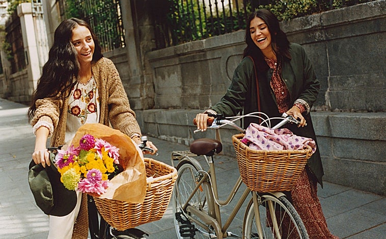 Imagen principal - Imágenes de la campaña protagonizada por Victoria Federica y María G. de Jaime para Hoss Intropia