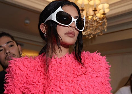 Imagen secundaria 1 - Kanye West y las hermanas Khloe Kardasian y Kylie Jenner en distintos momentos del desfile de Balenciaga