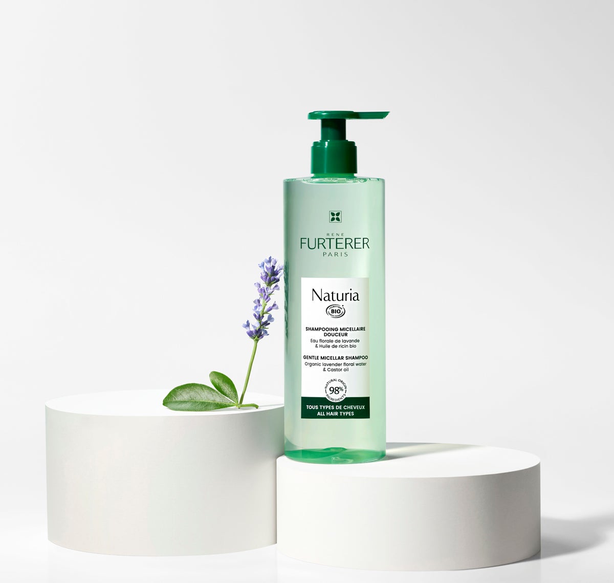 Naturia Champú Micelar Suave de René Furterer (16,90 €). Este champú, con un 98% de ingredientes naturales, limpia suavemente gracias a la tecnología micelar, que captura las impurezas sin deshidratar la fibra ni irritar el cuero cabelludo. Certificado orgánico, con aceite de ricino y agua floral de lavanda, está probado dermatológicamente y es apto incluso para su uso en niños a partir de 3 años. Además, cuenta con recarga de 400 ml, más económica y que reduce en un 77% el plástico utilizado.