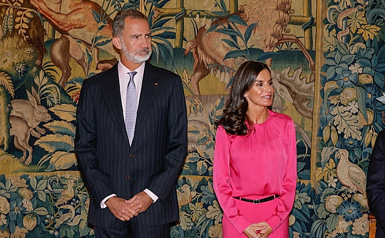 Imagen principal - Los Reyes durante su reunión con los residentes españoles en Alemania