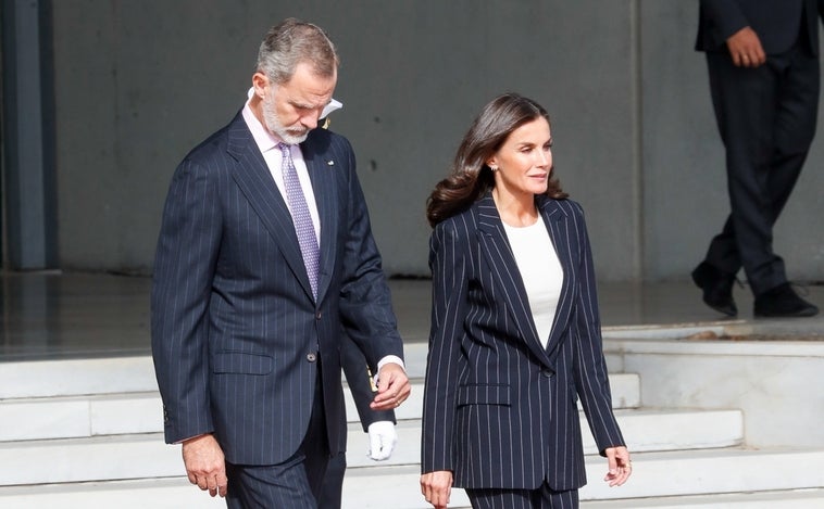 La Reina Letizia se baja de los tacones, con mocasines y un sobrio traje para viajar a Alemania