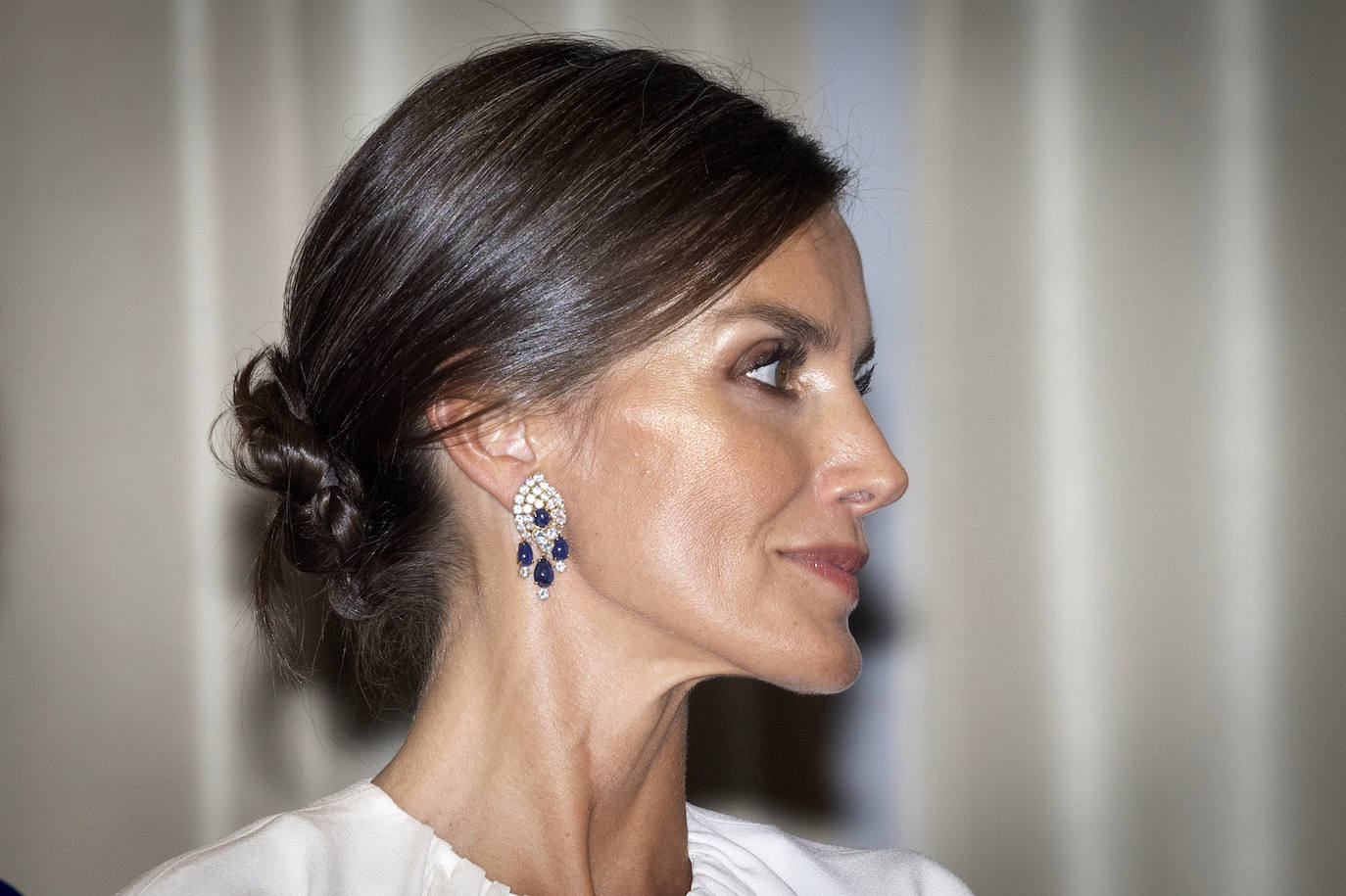 El recogido bajo y enroscado que eligió doña Letizia para la inauguración de la Feria del Libro de Frankfurt dejaba ver los bonitos pendientes. Se trata de una joya que perteneció a doña Sofía, y que ahora está en el joyero de la esposa de Felipe VI. Los lució por primera vez durante el viaje de Estado a Japón. 
