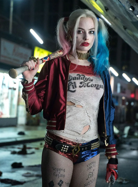 Una villana que no nos cansamos de ver. Harley Quinn es sin duda el disfraz más famoso en Halloween, y no te olvides de llevar un bate de beisbol para que la caracterización sea más veraz. 