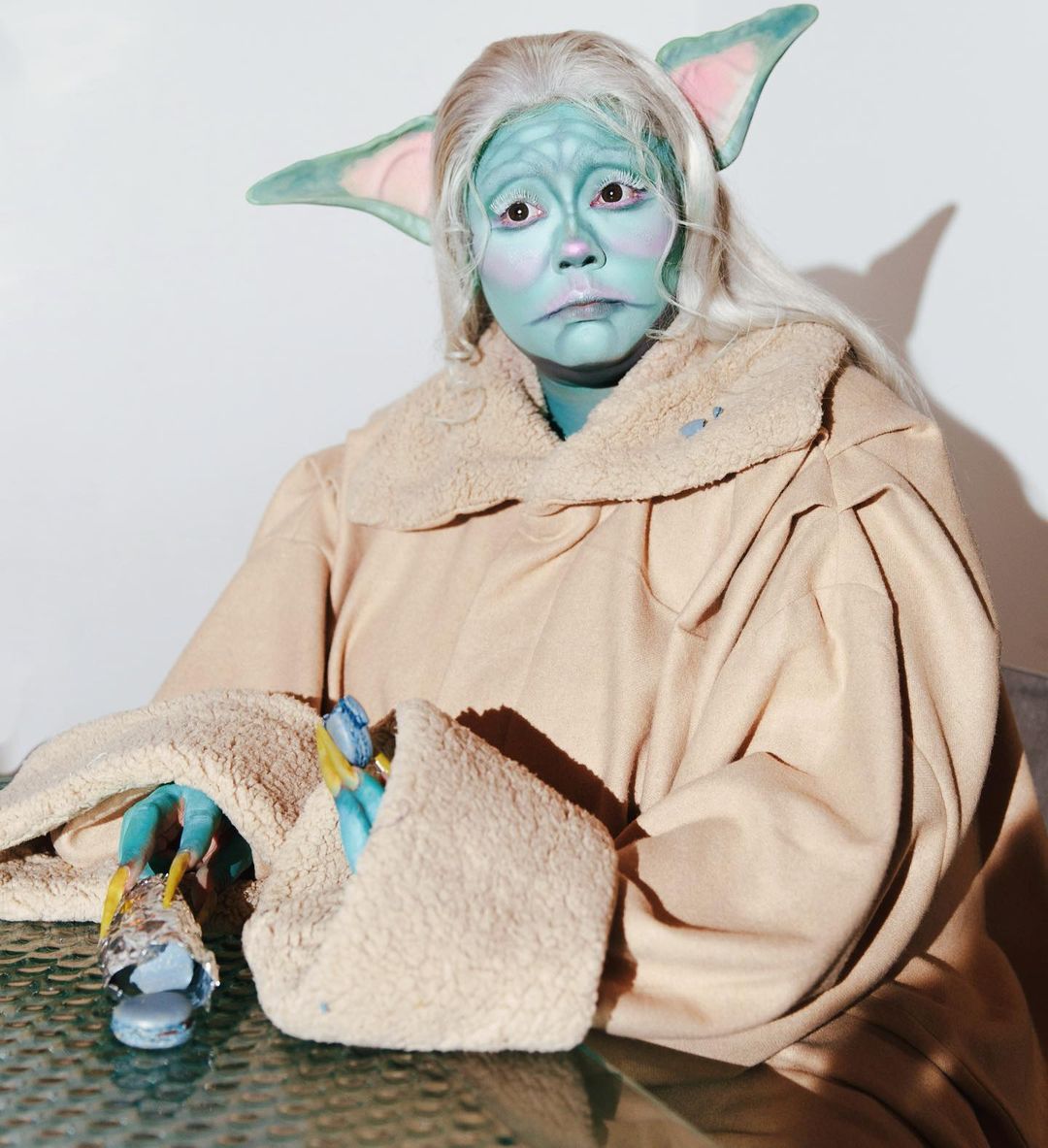 La cantante Lizzo, para celebrar Halloween, escogió un disfraz de Yoda, personaje de La guerra de las galaxias.