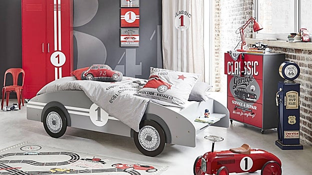 Habitación en la que predomina el gris, y le siguen los colores blanco y rojo