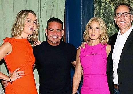 Imagen secundaria 1 - Doña Letizia, Marta Orega y Susanna Griso lucen el vestido Frunces Narciso Rodríguez de Zara. 