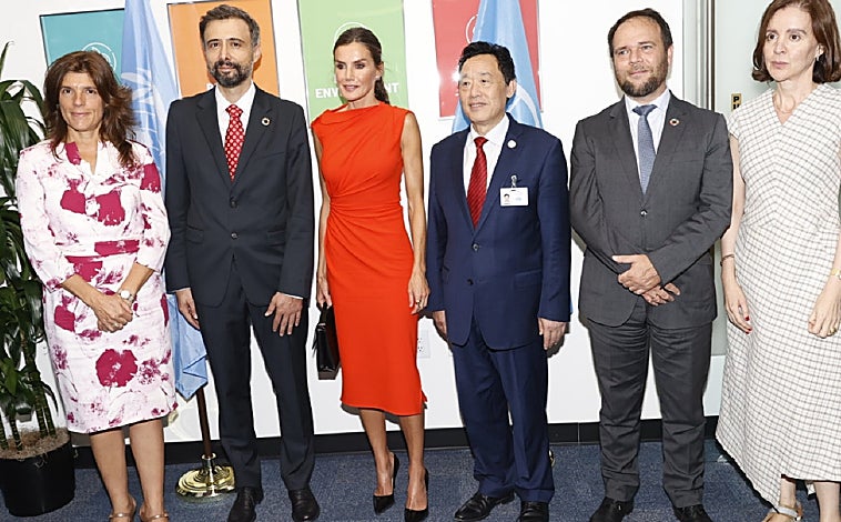 Imagen principal - Doña Letizia, Marta Orega y Susanna Griso lucen el vestido Frunces Narciso Rodríguez de Zara. 