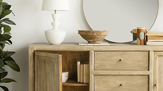 Un centro de mesa o una pequeña jarra pueden decorar el espacio