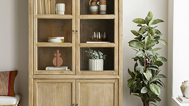 Un mueble en el salón puede servir para ampliar el espacio de almacenaje