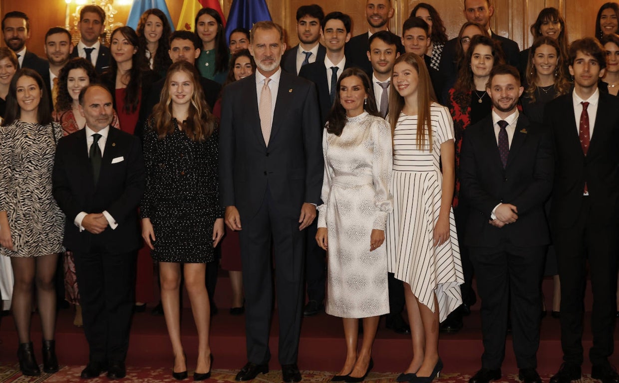 Los Reyes en las audiencias con los galardonados en el Hotel la Reconquista.