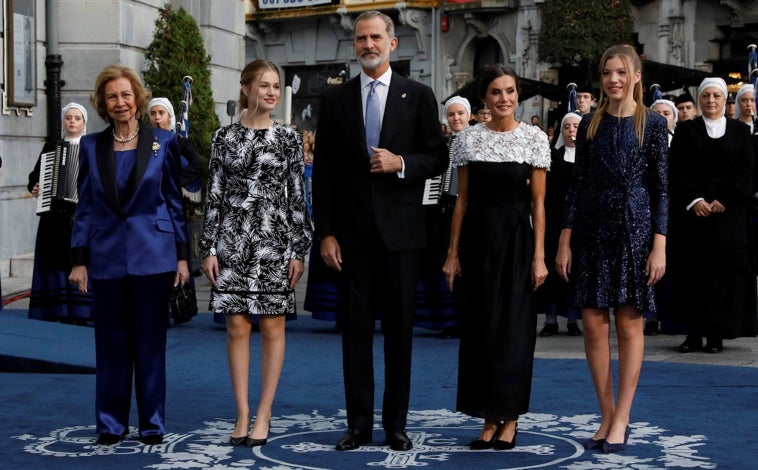 Imagen principal - La heredera se ha decantado por un vestido por encima de la rodilla de lentejuelas en color blanco y negro de la firma americana Michael Kors. La reina Letizia también ha elegido un vestido que combinaba los dos tonos, el blanco y el negro, mientras que doña Sofía y la infanta Sofía elegían el azul noche, la primera con un conjunto de pantalón y blazer, y la segunda con un minivestido. 