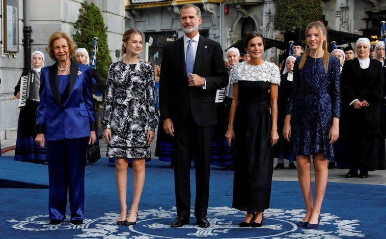 Imagen principal - Los miembros de la Casa Real en su llegada a los Premios Princesa de Asturias 2022