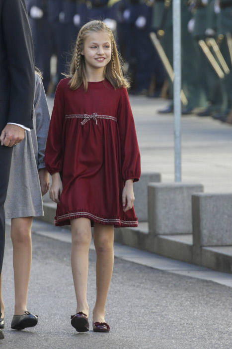 En 2016, en un acto oficial en el Congreso de los Diputados de Madrid, Leonor con vestido corto en burdeso, y trenzas, un peinado que a pesar del paso de los años sigue llevando. 