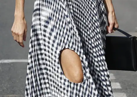 Imagen secundaria 1 - La reina ha sorprendido con un peculiar estilismo para asistir al festival de cine de Tudela, en Navarra. Letizia ha estrenado una original falda de H&M, de la temporada 2021. 