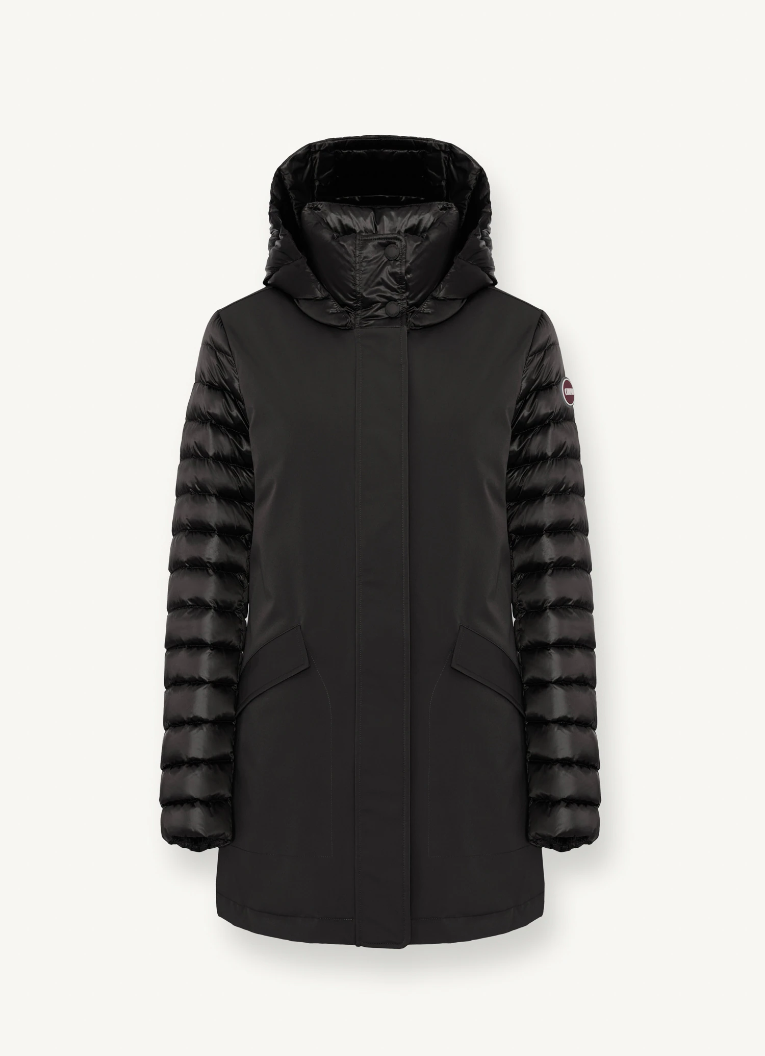 Si solo pudiéramos comprarnos un abrigo este invierno, sería la chaqueta  impermeable con capucha que nos pondremos hoy y siempre