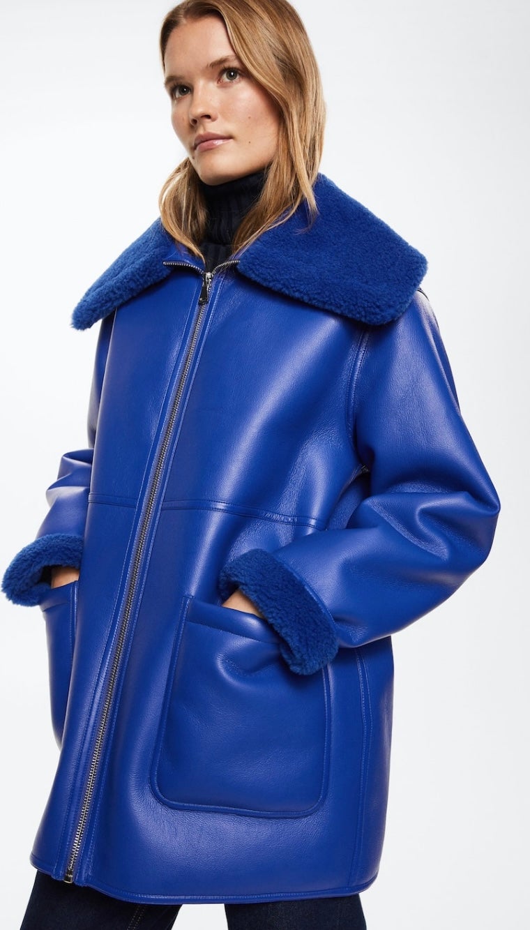 Abrigo de doble faz efecto piel: 99,99 euros en Mango. Disponible también en marrón.