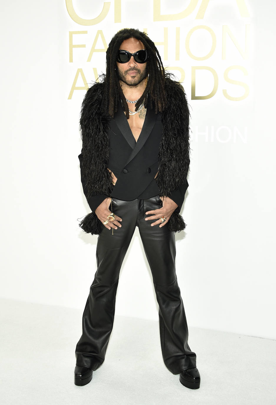 Lenny Kravitz ha recogido el premio a icono de la moda enfundado en  un diseño de LaQuan Smith. 